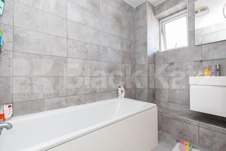 Arranged over 2 floors in the De Beauvoir area is this 2 bed plus study Mitchison Road, De Beauvoir Town